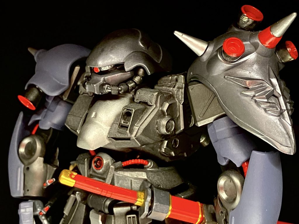 重厚感のある黒がメカメカしさとマッチョな身体を引き立たせている。腰部と肘関節にチラ見する赤い配線もいい感じに仕上がった。