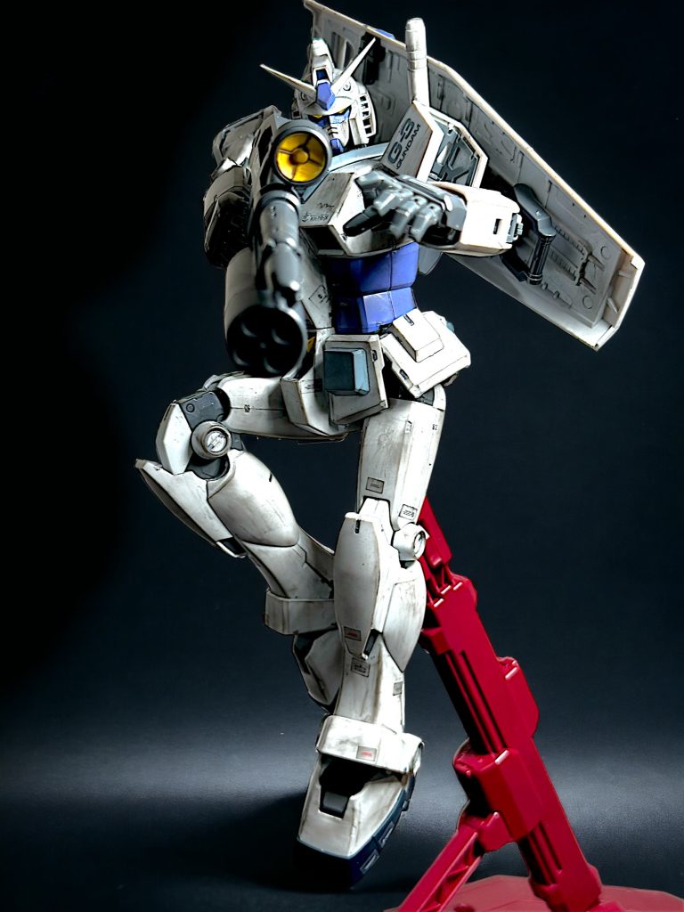 スミ入れ及びウェザリングしています Ver.2.0のため、3.0と比較すると可動域は限られますが、いかにもガンダムという顔つきがいいですね。また、G-3カラーは落ち着いた配色で、色合いも合わせて気に入っています^_^