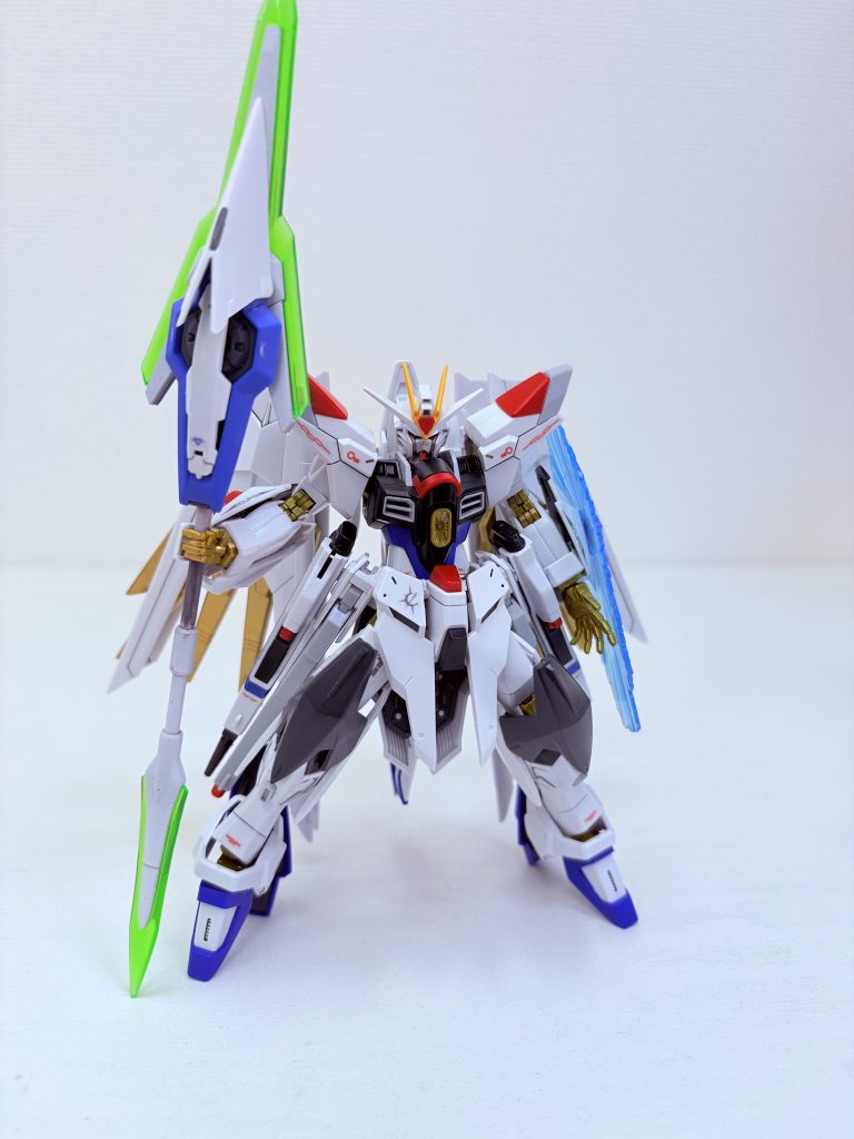 まずまず1つ、注意点がありまして……フェイスカバーが、割れてるんですよ……。そこは見逃してください……ということで、正面像です。今回は主に下半身を集中してミキシングしました。エクリプスガンダムの下半身も手に入ったので、足をヒール型にしてちょっと身長も伸ばしました。相対的にパックパックを小さくしたかったんですよね