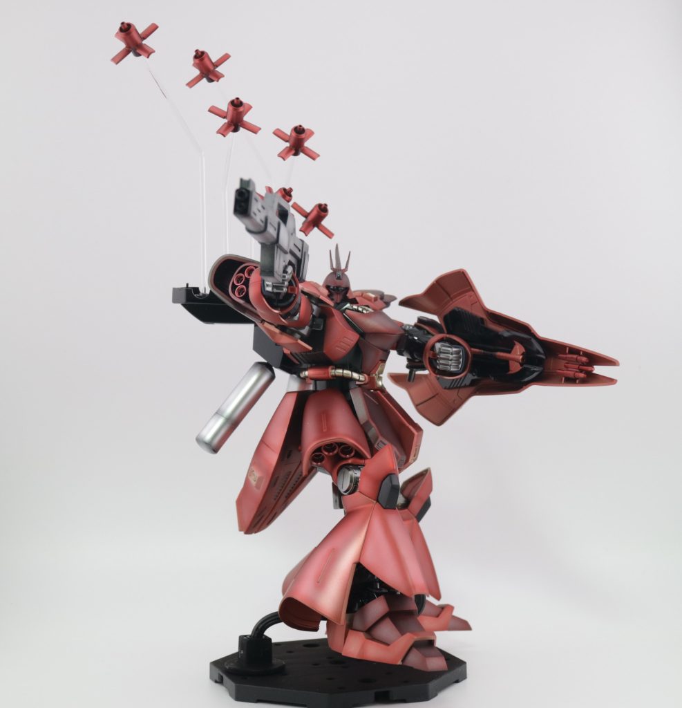 ファンネルは定番のタミヤ製曲がるプラ棒で飛ばしてます派手に飛ばすと完成ガンプラ用棚の占有空間量を多く取るので、ファンネルの射出範囲は控え目にしています