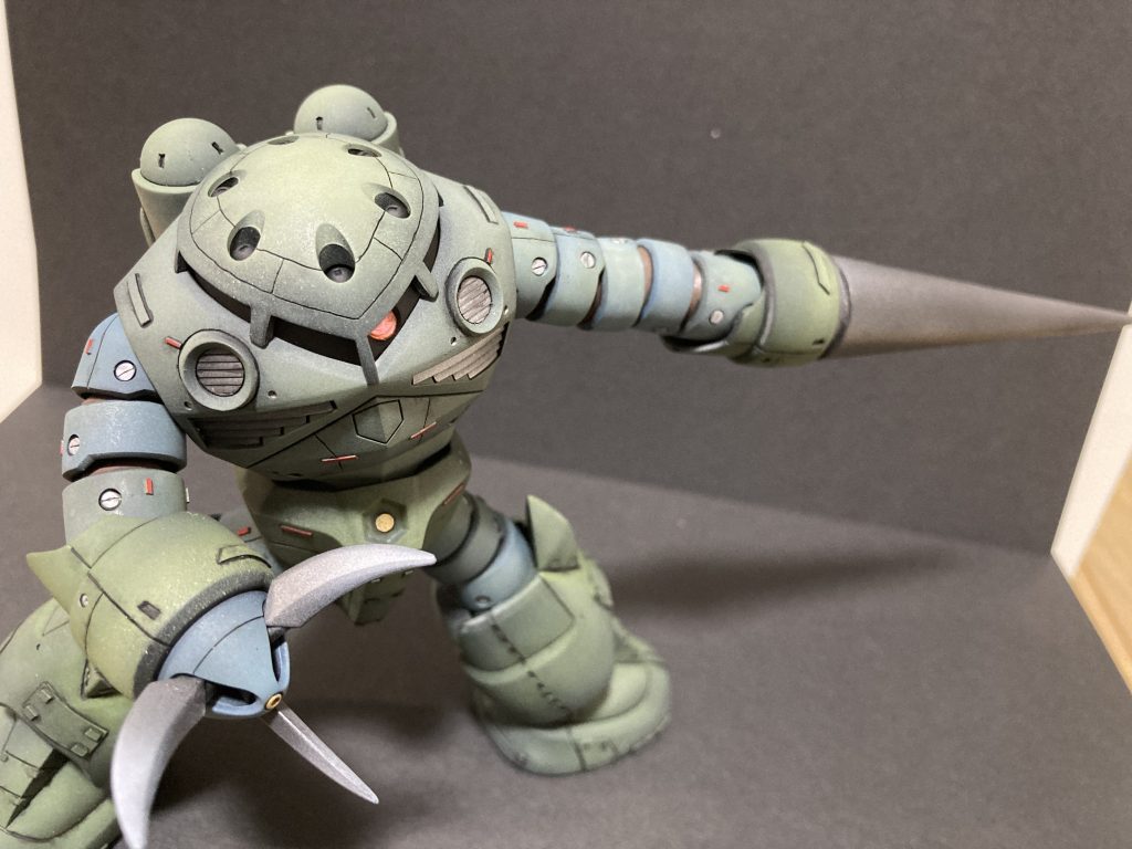 頑張れば支えが無くても左手ランスで突き刺しのポーズが取れます。右手のアイアンネイルでは突き破れない装甲もこのランスなら貫けるはず！