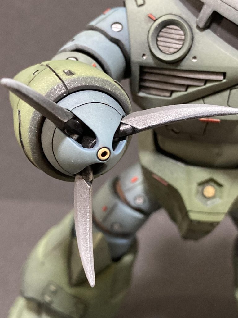 右手のメガ粒子砲は健在です。アクセントとして射出口をゴールドでカラーリングしたのが地味に好きなポイント。