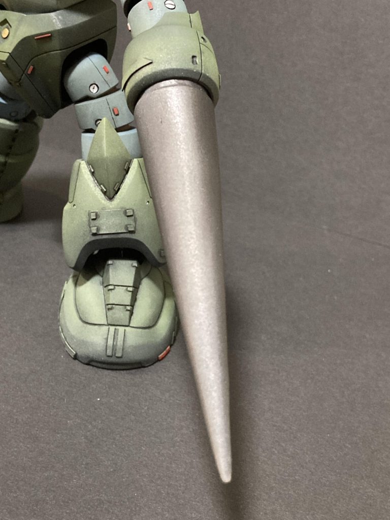 左手のどでかいランス。でかいことはいいことだ。当初はパイルバンカーを装備させようと試行錯誤していたのですが、自分の技術力がやりたいことに追いついておらず無理だと判断し諦めました。ちなみにこのランスは自作しました。木部用エポキシパテで作りましたが、軽さが良い反面、硬化後でもヤスリ掛けするとボロボロと大きく削れてしまったので、先端の先鋭化やスジボリができませんでした。木部用じゃない軽量パテのほうが良かったのかも。