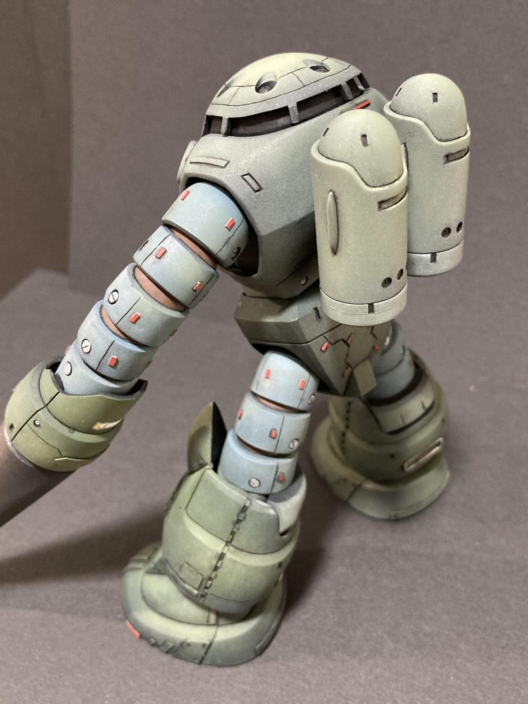 背面。赤いプラチップ張り付ければ何となくソレっぽく見えるだろうと思いペタペタくっ付けてディテールアップしましたが、こうしてみるとちょっとクドかった。。。何事もバランスが大事。