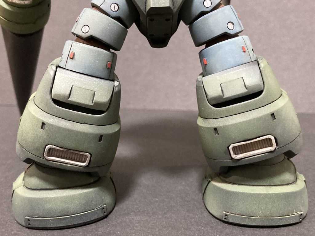 脚部背面には穴を空けてスラスターを入れました。スラスターは自作してみたかったものの、時間がいくらあっても足りなくなりそうだったので泣く泣く市販品を利用。次こそは自分で作る.....！なおスラスター入れたあと、ひび割れが起きました。小さいひびだったので接着剤で直しましたが、どんな作業にも精度が必要と身をもって思い知る。。。