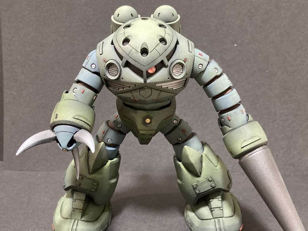 正面全体像。作るからには何か一つ自分のオリジナリティを出したいと思い、左手にどでかいランスを装備させました。それ以外には、ゲート処理、合わせ目消し、モールド掘り直し、胸部パーツの後ハメ加工、スジボリ・モールド追加、右手アイアンネイルの先鋭化、モノアイ加工、プラ板・プラチップの貼り付けでディテールアップを行っています。何をやるにも知らないことだらけでとにかく大変でした。