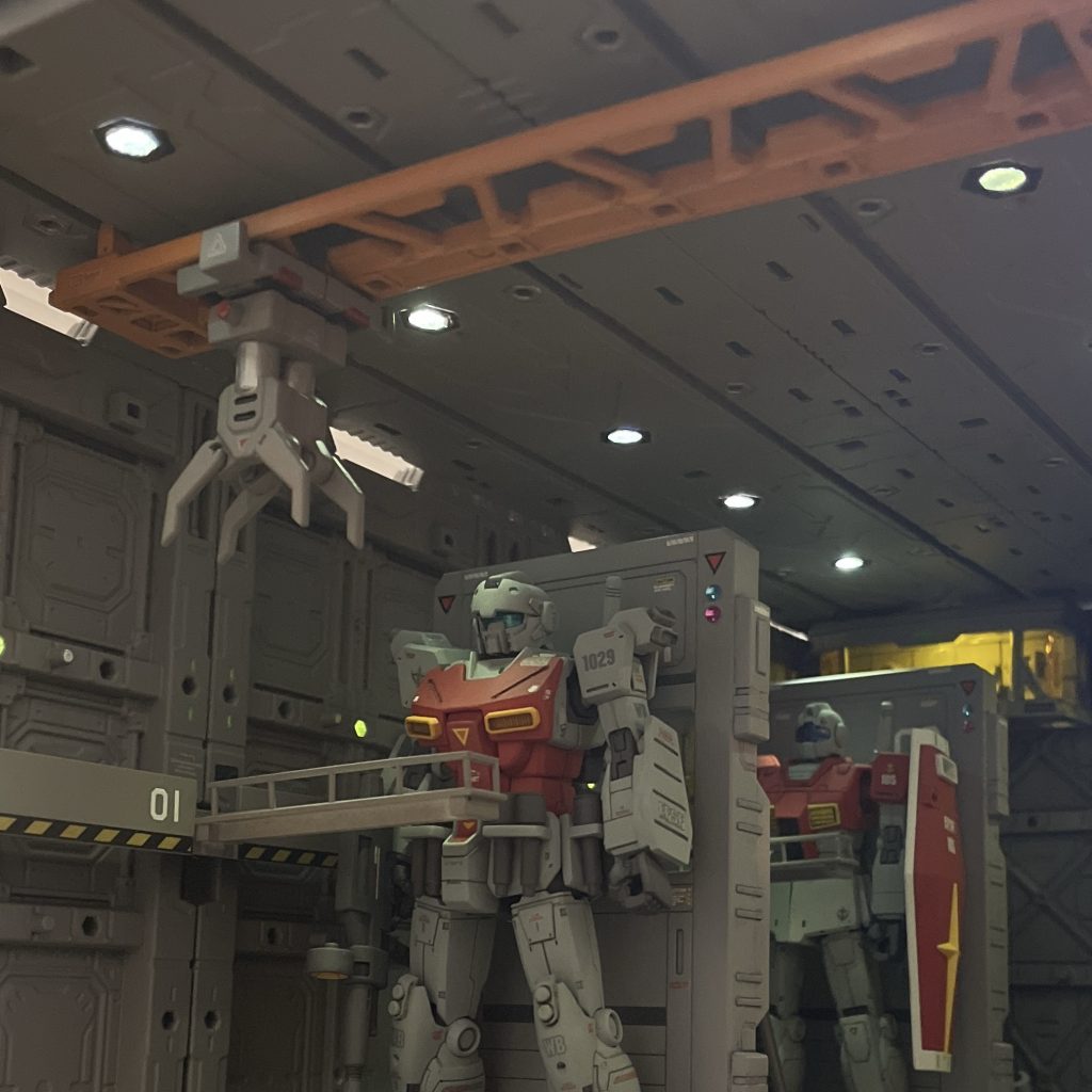 天井はカタパルトデッキを使用して、LEDを埋め込んであります。ディスプレイベースの柱とオプションパーツのアームを加工して天井移動クレーンを設置しました。