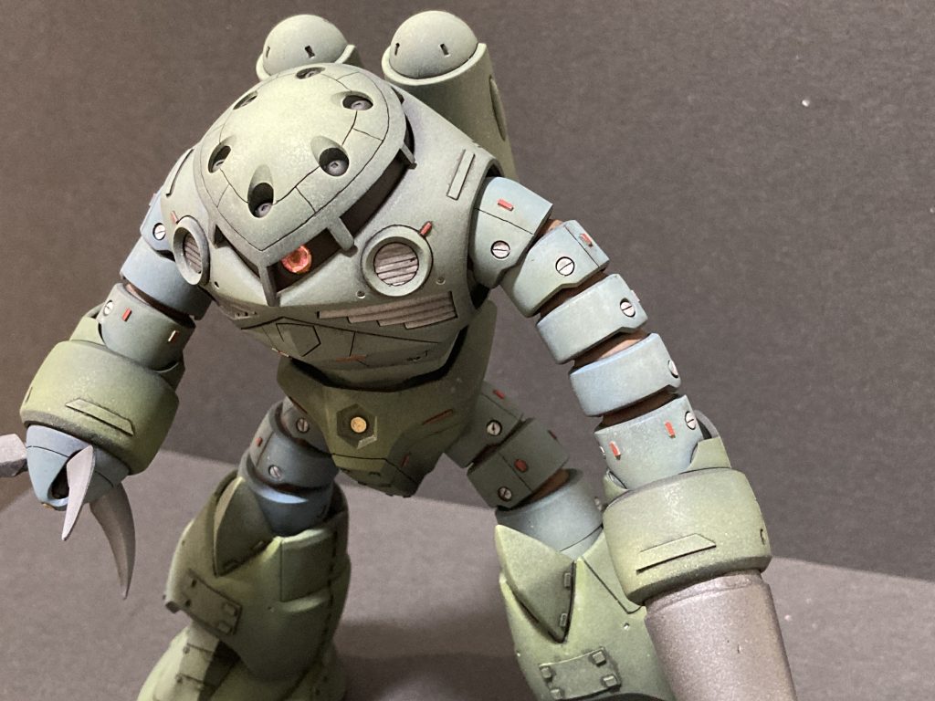 塗装はグリーンを基調とし、グラデーションを掛けてカラーリングしました。エッジはやや暗めになっています。基本塗装後、ホワイトで全体をうす～～くウォッシングして色味を調整しました。左手のどでかランスの取り回しを楽にするために左腕のパーツを増やして延長しています。アシンメトリーになりましたが、この異形の感じがズゴックには合うと思います。