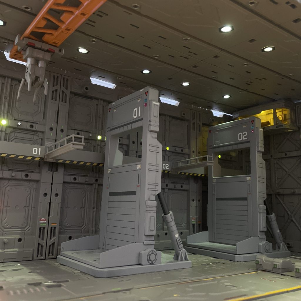 壁面にも穴開けLED埋め込みしてあります。キャットウォークはプラ板とプラ棒を加工して設置してあります。MSハンガー以外は、ほぼ100均商品で作成しましたが良い雰囲気が出せたかなと思います。それにしても1/144にジャストサイズな商品ですね。