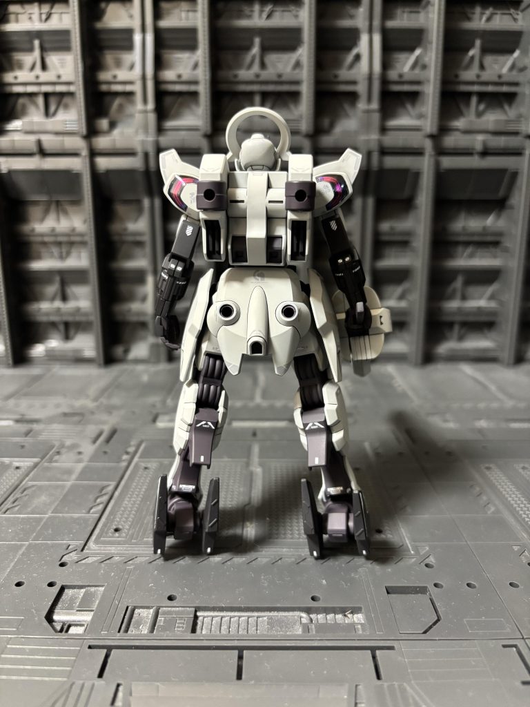 背後から。かなりシンプルな造形です。