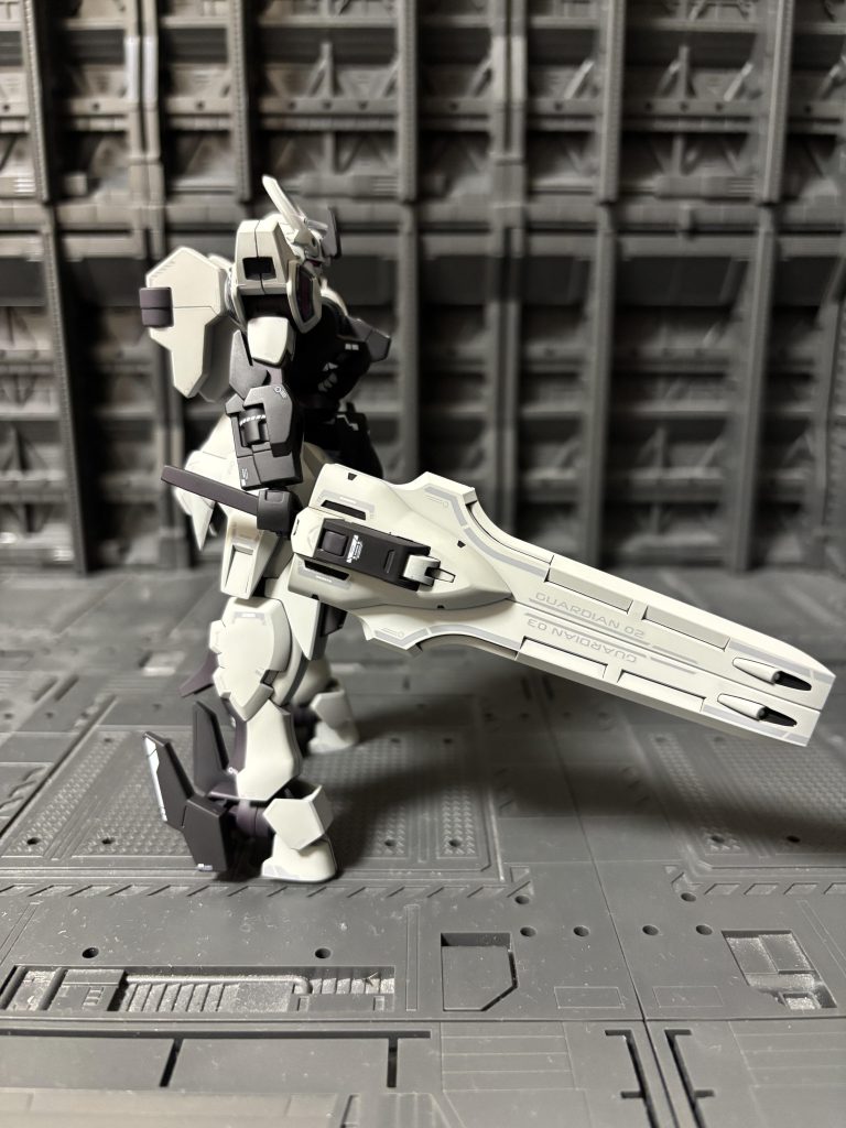 サイドから。ダクトなどは水性ホビーで塗り分けました。