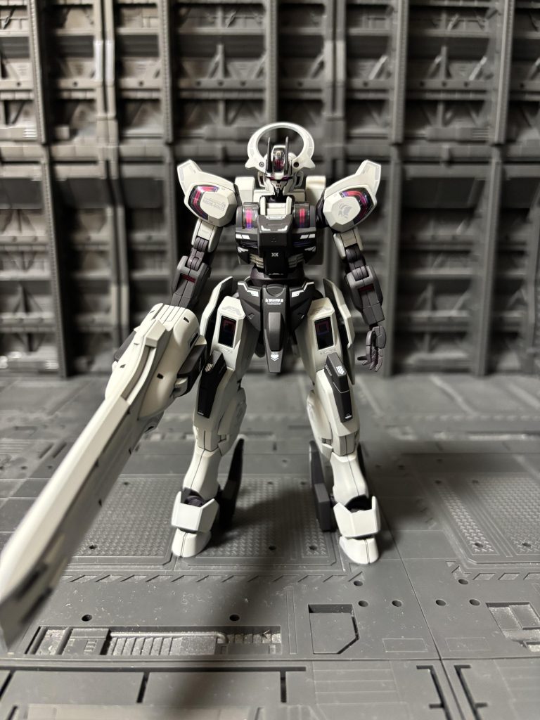 正面から。この形態だと武装が結構重たいですが、しっかり自立します。ただ手首はヘタれるかもです💦