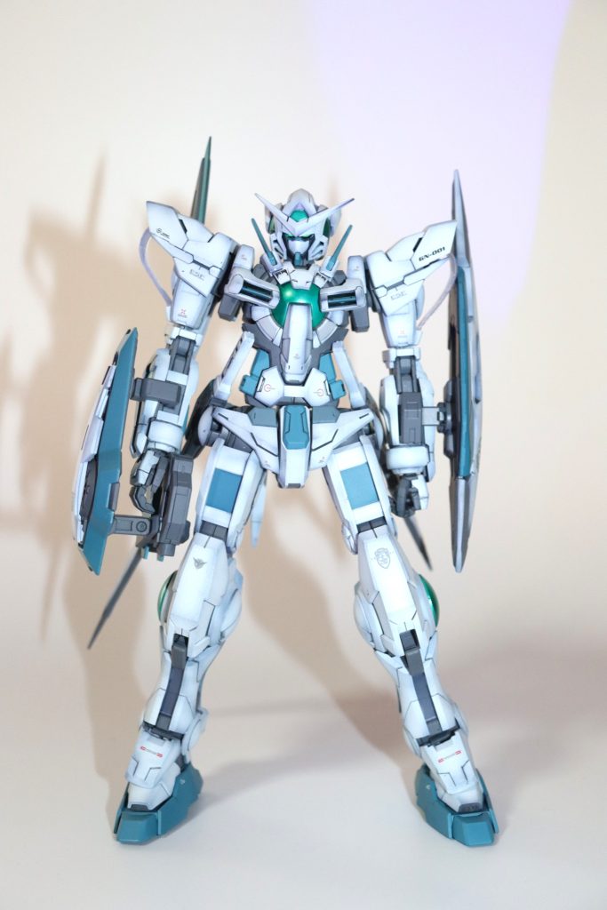 基調の白の色は暗めのグレー→暗めの紫→シェルホワイトをグラデーション塗装しました。