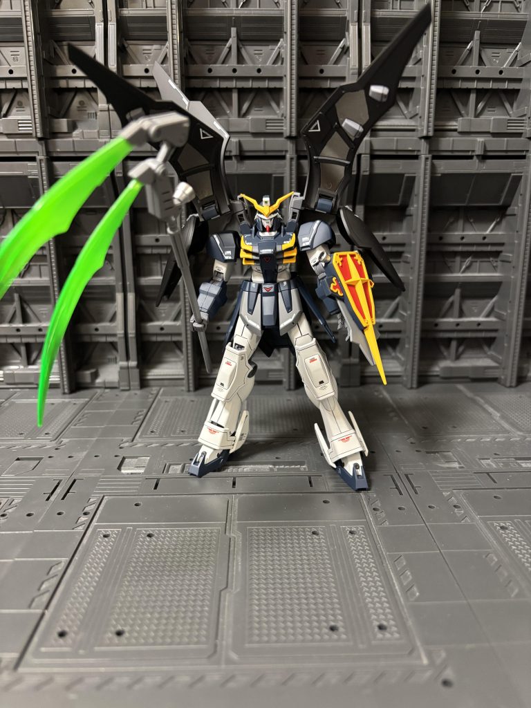 アクティブクロークを展開して。ホワイトパーツの裏側はガンメタにしてみました。胸部の黄色とグレーやVモールドはシールマスキングで塗り分けています。