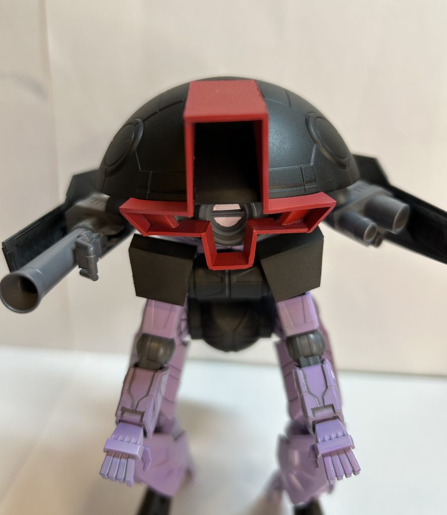 ・正面赤いパーツはプラ板で作りました。全体で見ても一番大きな改造点です。