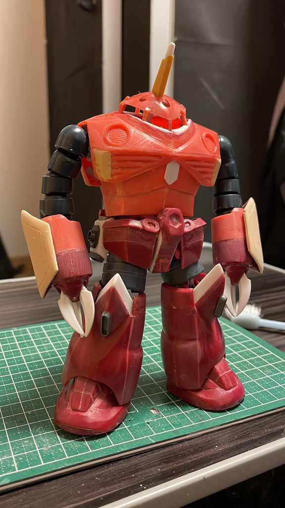 塗装前の段階。主なパーツは↓頭部…HGズゴック、角はプラ板工作胴体…1/100ズゴックを切り貼り加工蛇腹アーム…HGズゴックの腕と足の連結前腕…HGズゴックの腕に1/100ズゴックのハイドロタンクを接着腰フロントアーマー…センターはHGズゴックの股間パーツを加工、両サイドは1/100ズゴックを切り分けて軸可動式にサイドアーマー…適当なジャンクパーツとプラ板工作腰リアアーマー…HGズゴックをベースに加工腿、脛…1/100ズゴックを加工、プラ板貼り付けとスジボリ。脛部は径を縮めるのに裏側に太めのスジボリを入れ、セメントで溶かして湾曲接着スリッパ…HGズゴックを加工、足の甲に1/100の物を移植