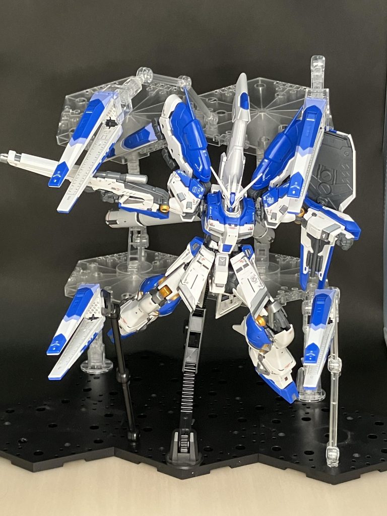 今回の撮影環境。ガンダムベースに展示されていたHi-νを飾ってたアクションベース連結台を可能な限り再現して撮影(４と5が複数必要)ファンネルの撮影はこれあった方が便利でした