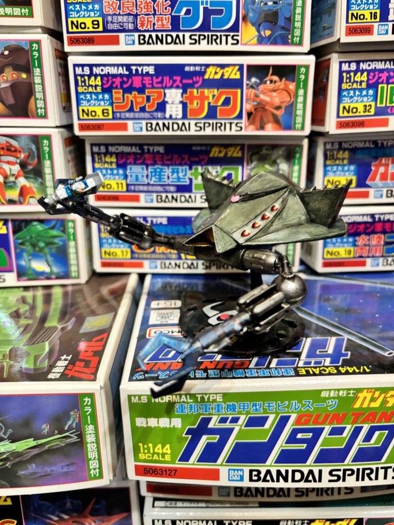 筆とマーカーで塗った上にエナメルでウェザリングしています。シンプルな外観だったのでドライブラシで筆の跡を残してみました。