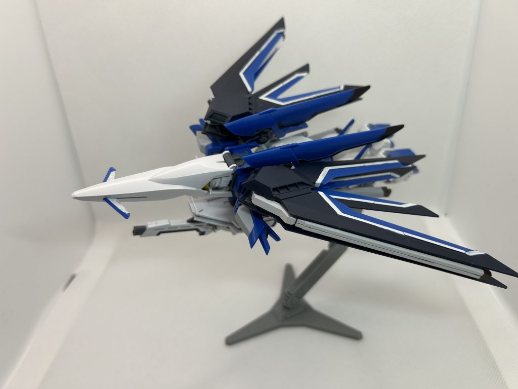 MA形態(Mobile Armor Mode)小型ウィング部分も主翼と同じくホワイトに塗装しました。(I painted the small wing parts in white just like the ones on the main wings.)