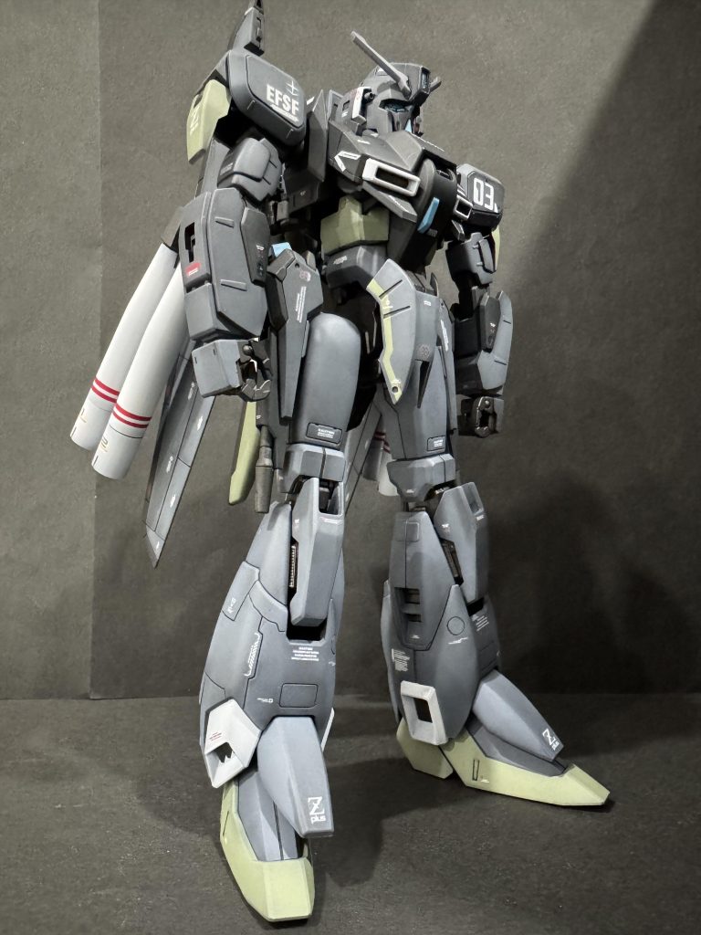 フレーム&外装下地全て:EVOブラック×EVOガンメタ1:1外装本体①:ミディアムブルー(G)+セミグロスホワイト(G)少量外装本体②:ミッドナイトブルー(G)外装差し色①:ライトブルー(C)外装差し色②:セミグロスホワイト(G)外装差し色③:ライトグリーン(G)での軽めグラデーション塗装です。軍隊カラーをいくつか使ってミリタリー感を出したいな、と。が、グリーン部分が思ったよりも明るく、本体色が濃くなり過ぎたため結果元機体に近づいてしまいましたので、自分専用機という事にして納得しました。