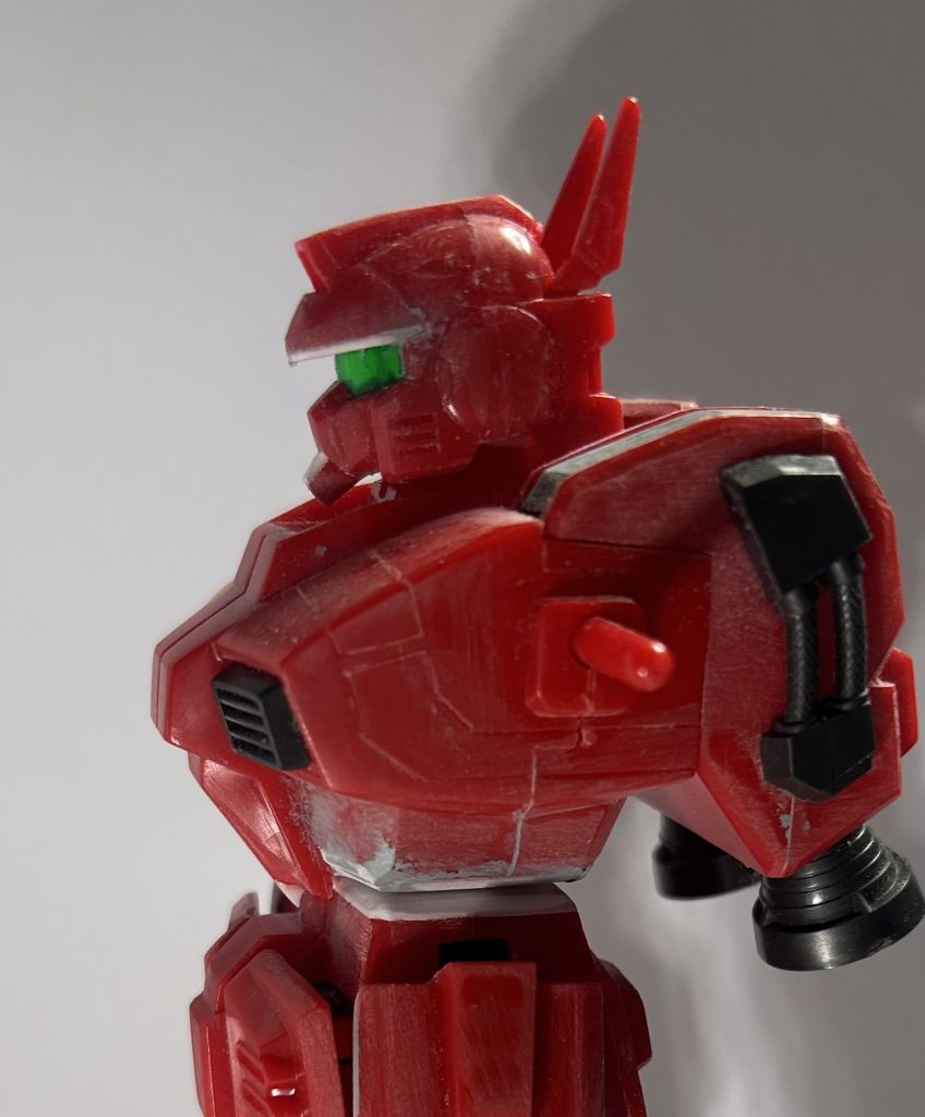 頭部は少し大きい感じだったので、下顎をカットしました。あとは馬面っぽく感じたので顎の上面にコンマ5のプラ板を貼って、パーツ構成を擬似的に上にズラしました。そしてゴーグル部分が少し広い感じなのでコンマ5プラ板で気持ち細く。余談ですが、何気にモビルスーツアンサンブルの頭部とほぼ同じ大きさ……実はすり替えてても気が付かない説が微レ存……。胴体は、詰まった形状なので腹部で1ミリプラ板で嵩上げ、ついでに腰の接続部分でも1ミリ追加。腰を上げた分、コックピットブロックを下方に伸ばしました。あと首を1ミリプラ板で嵩上げしました。