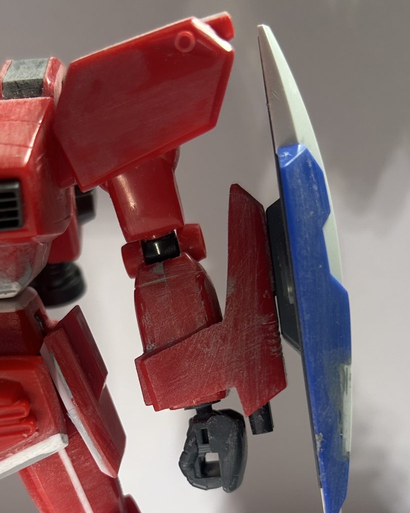 腕は、シールド取り付け用に磁石を仕込みました。あとは、キット付属の手はイマイチ保持力が無いため、ビルドナックルの大きいヤツに変更。そのままじゃ付かないので、その際適当な1/144のポリキャップに変えました。……写真じゃアームカバーズレてるけど、ちゃんと直してるから……。