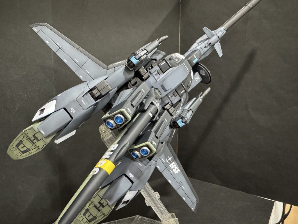 さて、Z系といえばウェイブライダー形態です。しばらく素組で放置していましたが、MS形態にしとくのは勿体無いので変形させてアクションベースに無理矢理のっけて飛んでる感をだしてみました。羽がもう少しデカくてもいいのかなーとは思いますが、素晴らしい変形ギミックと見た目にバンダイ脅威のメカニズムを感じます。