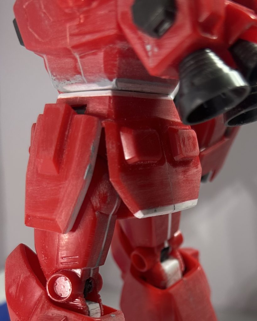 腰は、胴体のところでも触れた通りにお腹で延長。それに加えて取り付け軸が短い為、適当なプラ棒に変更しました。フロントアーマーとリアアーマーが短く感じた為、1ミリプラ板を下面に貼って少し大型化しました。サイドアーマーは見た目が板すぎる感じがしたので、裏側に1ミリプラ棒を貼って少し分厚く見えるようにしました。あとついでに浮かせたポーズにするために下部に3ミリ穴を掘りました。 