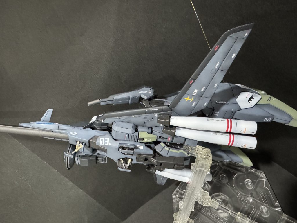 今度は下からのアングルでもう一丁。駐機用の足を出したままでした🥲離陸直後という事でご容赦下さい。非常に地味ですが、股間部パーツとプロペラントタンクをライン状の塗り分けを行っています。タンクはボウリングのピンみたいになりました。ホントは脇腹とかにもライン状の塗り分けをやりたかったんですが、寒波が近づいており換気をしながらの塗装が出来なくなると完成に時間がかかってしまうので、早々に完成させたくてここだけにしました。