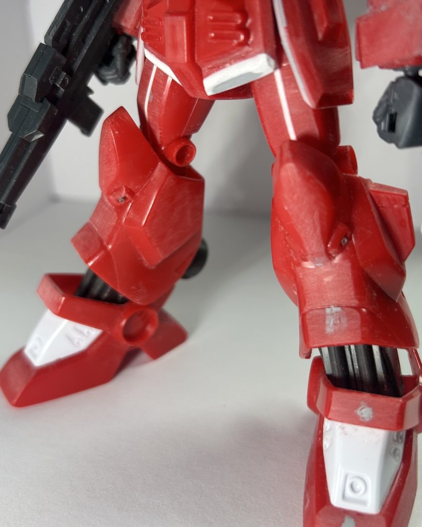 脚部は、太腿がふくらはぎ、足首に比べて細く感じるので1ミリ幅増し。膝アーマーのスラスターに穴開けて適当なパーツでディテールアップしました。後は、足の中の簡易フレームが挟み込みなので、切り欠いて後ハメできるように。……実を言うと左太腿の加工ミスって膝関節がかなり緩かったり……。備忘録として、面倒くさがってプラ板に穴開けただけじゃなくてパイプの方を嵩上げをするべきだった、という感じで。裏は……うん、色々と割り切ったのです。どーせ、膝裏は真っ黒にするから見えない、目立たない……目立たないよね？