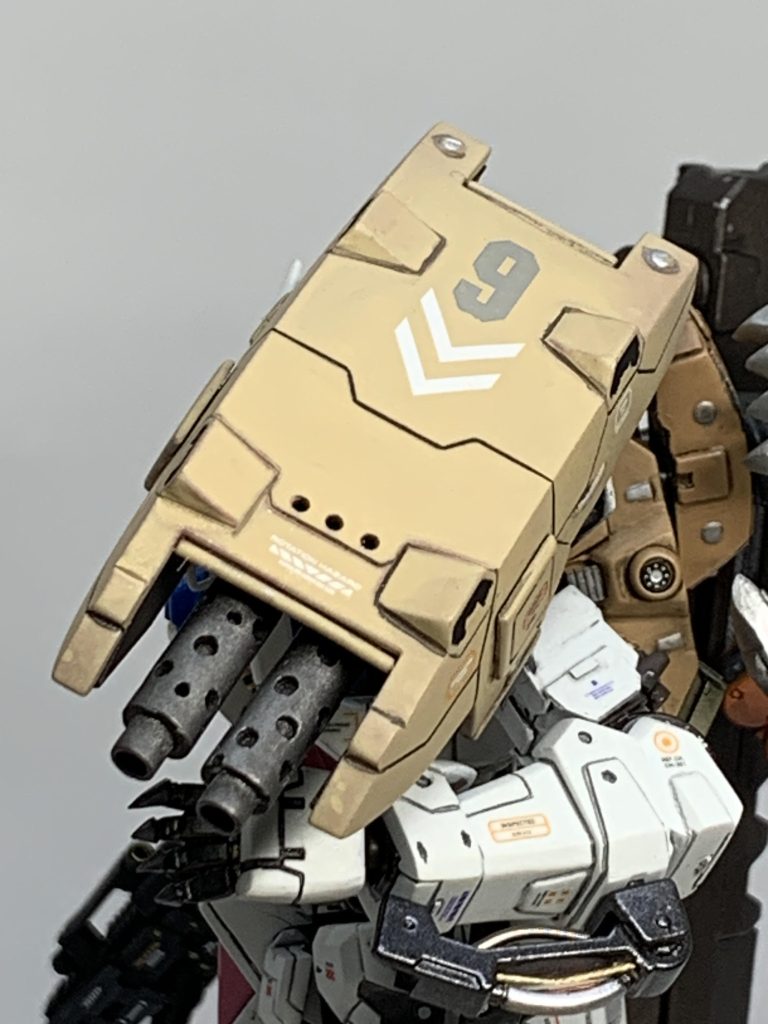 左腕のシールドは肩に移動、内部に大型機関砲を設置。サブナックルはオミットしました。左腕は、キット付属のアスタロトオリジンの物を使用。