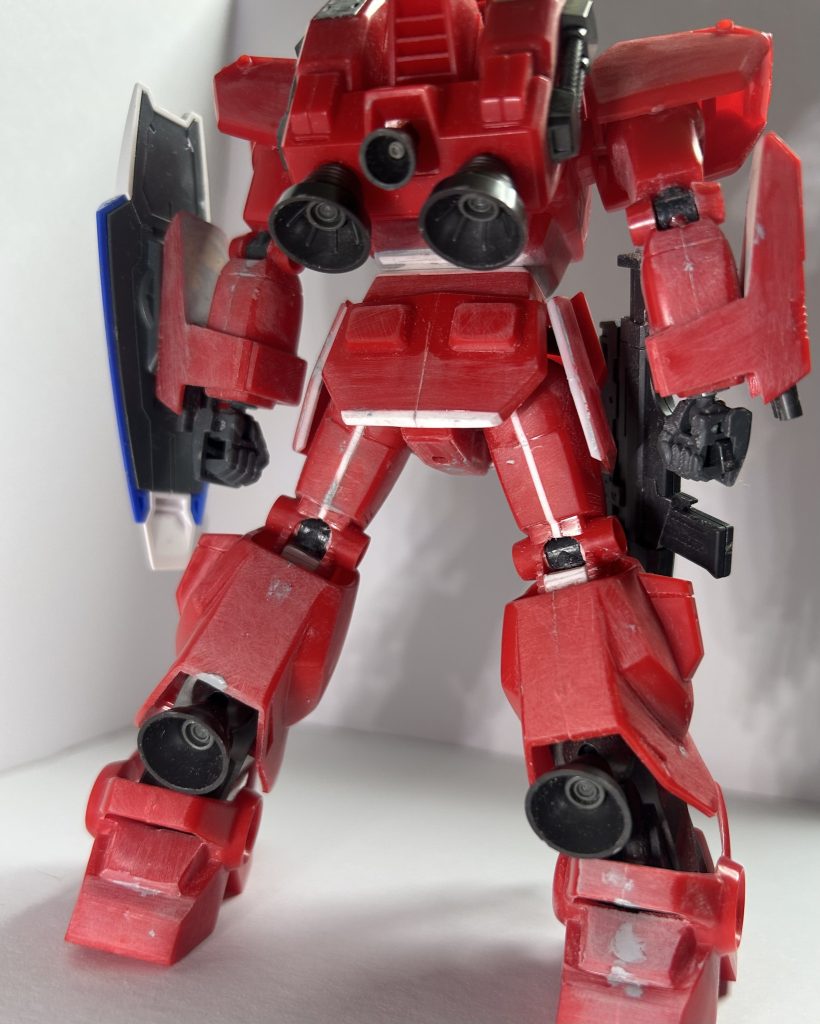 バックパックはストレートに。ついでにですが、脚部のも含めて全てのバーニア内部にwaveのバーニアパーツでディテールアップしました。形状は中々良いけど、中身がない単なるカッコいいお椀でしか無かったもので……。武器は本当はヘビーガンの物にしたかったのですが、いかんせんキット付属でない&売ってない見つからない……なので適当な物ででっち上げ。ライフルは境界線機のアサルトライフルを、干渉するストックを少し切って使用。ミドルシールドはガンダムAGE1の物を形状変更して使用しました。AGE1だとあまり目立たないけど、他キットに流用すると輝くAの文字がめっちゃ目立つからね！キャノンは普通に作成です。