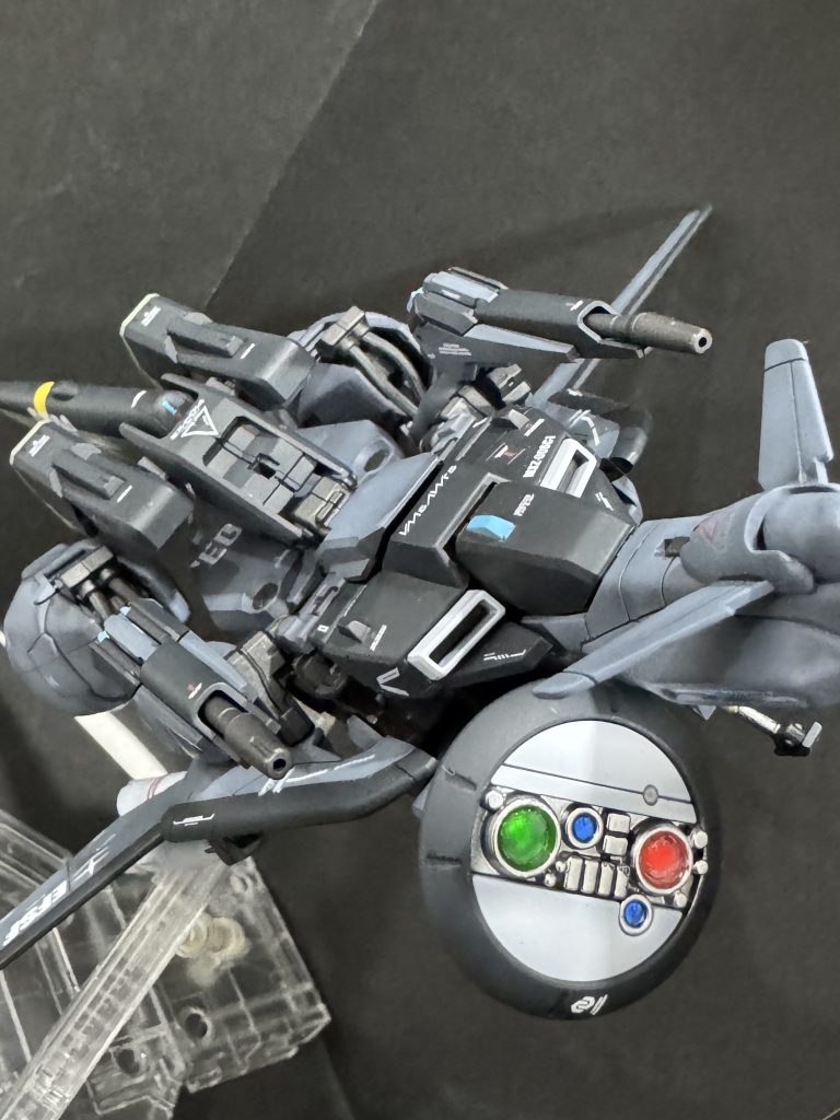 全塗装が楽しくなってきてからというもの、Zガンダムver.2.0の塗装で知識不足からフレームがボロボロ折れてしまい、好きなMSで失敗したくない病を発症し、特に可変機は若干敬遠しがちでした。ですが今回は好きなMSを自分なりに丁寧に塗装し、配色も個人的満足は高い作品となりました。ご観覧ありがとうございました😊