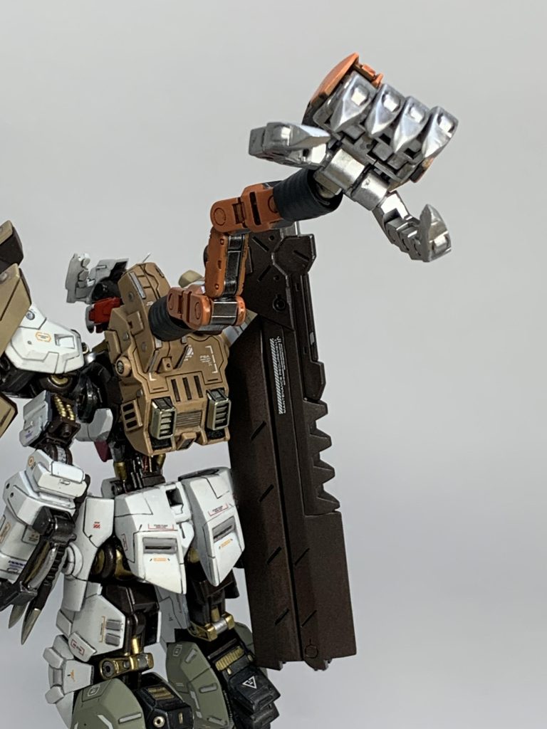 サブナックルの代わりとして、バックパックに粉砕重機風のクラッシャーアームを取り付け。