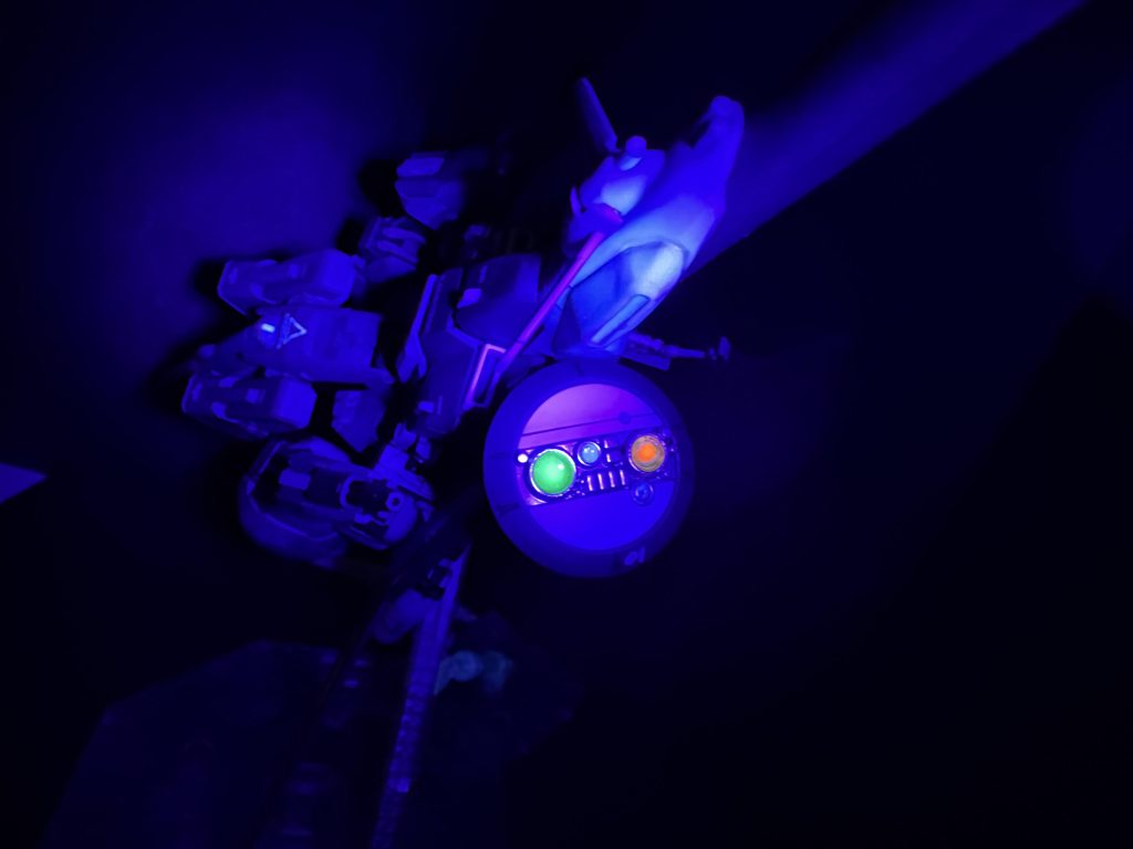 C1は宇宙仕様だったような気がしたので、暗闇でブラックライトでビコーンとしてみました。カメラアイ、センサー、レドームなどは蛍光クリアカラーで塗り分けました。機首部分の細いパーツは早い段階で根本から折れたので再起不能と判断し、早々に諦めました。