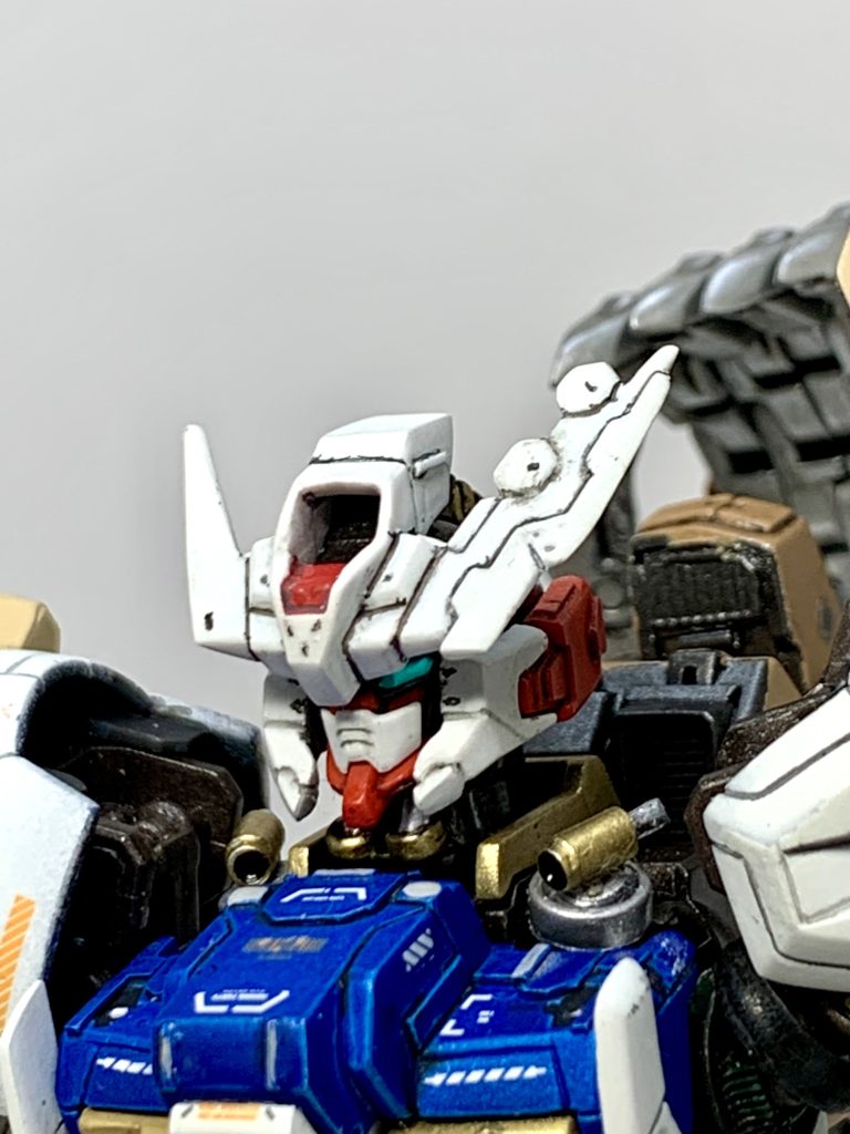 顔はあとハメ加工して、マスク部分を少し前に出して調整、首回りディテール追加、ポリ丸軸上端をカットして深くハマるようにしました。