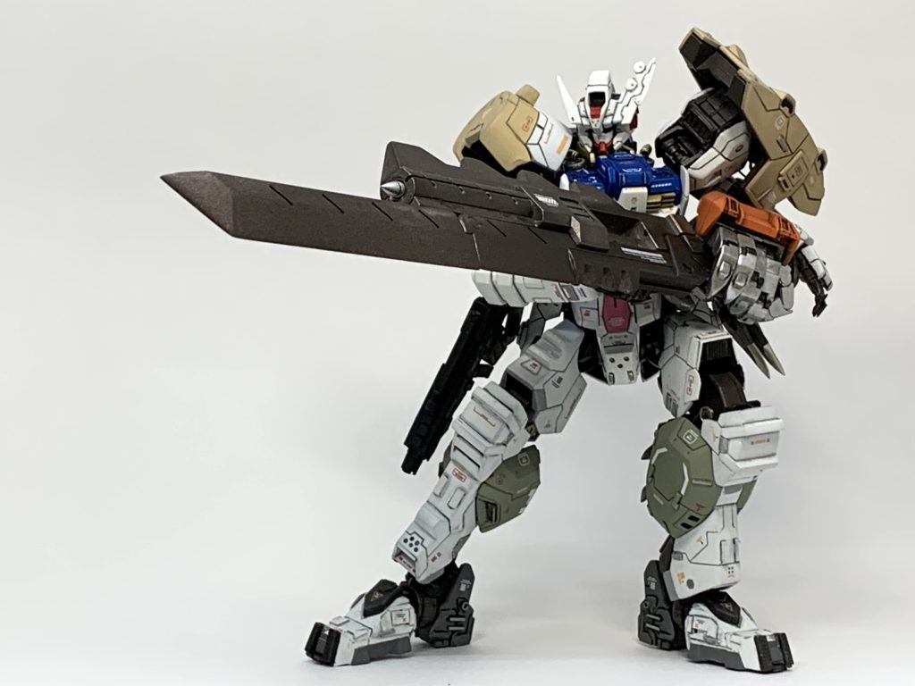 アームで大型の武器も保持可能です。