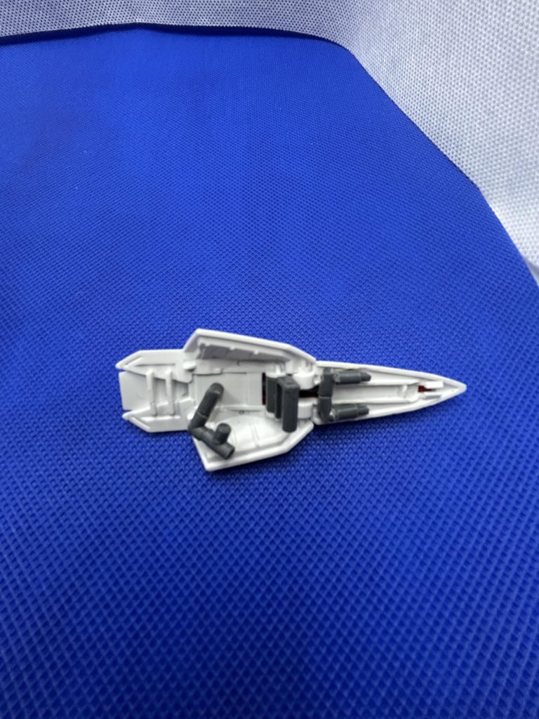 シールド裏には複数のジョイントがあり、左腕部に接続することができます。