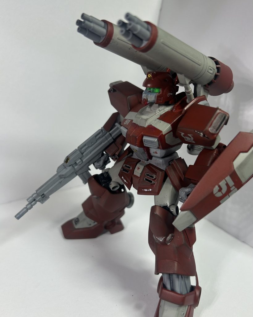 カラーリングはいつもの黒立ち上げで。マグナカラーのイメージが抜けないから赤をベースにしました。赤い所はダルレッド。白い所は明灰白色とミディアムグレー。黒はマッキーでヌリヌリ。バーニアはアルミシルバー。今回はマスキングはマスキングゾル改2を使用しました。……ムズイ……。特に胴体のライン辺り……ガッタガタだぞ……。焦ってやったのもあるし、塗料の少なさに追い詰められた感があったのも確か……要練習なのです。一応肩のエンブレムと数字と連邦のマーク以外のデカールは、最近僕の作る子ではお馴染みの100均のヤツ。……とりま、全種2セットずつ確保したからまだまだ大量にあるのだ……。