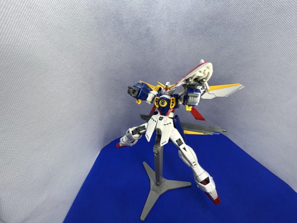 ビームガン/ビームダガー＆2連装ミサイルランチャーミサイルランチャーはほぼランナーです。ビームガンはリアスカートのスラスター部分のパーツで工夫しまして、手に持たせる事が可能です。 