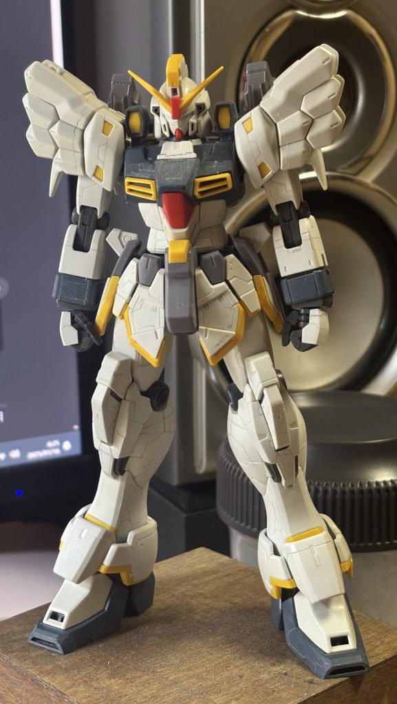 ▲昔の筋彫りを埋めてリセットして改めてディテールを入れ始めた辺りで撮った写真です とにかく線を入れたくて意味とかバランスを全く考えてない昔の自分のしょぼさ笑 文字通り上書きしてやりましたよ