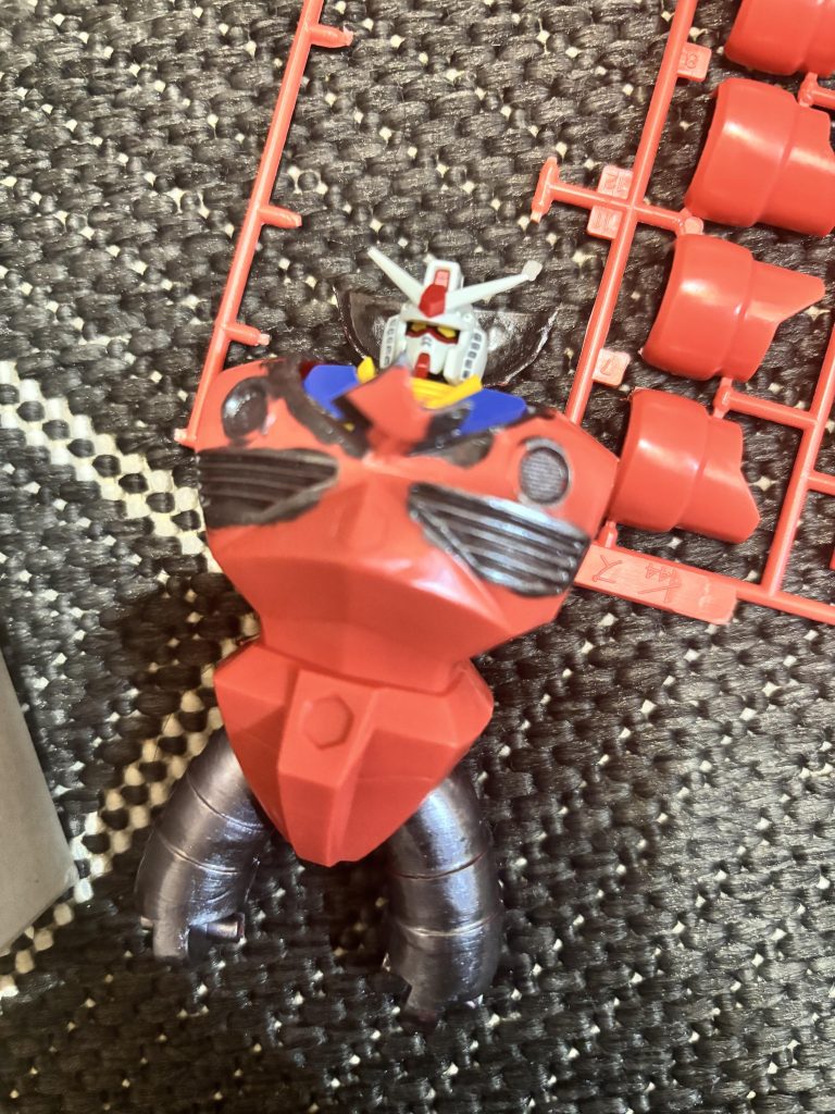 SEED版をイメージしてシャア専用の方で作り始めたのですが、よく考えたらシャア専用になりすまして潜入はないだろうと量産型に塗りかえ。