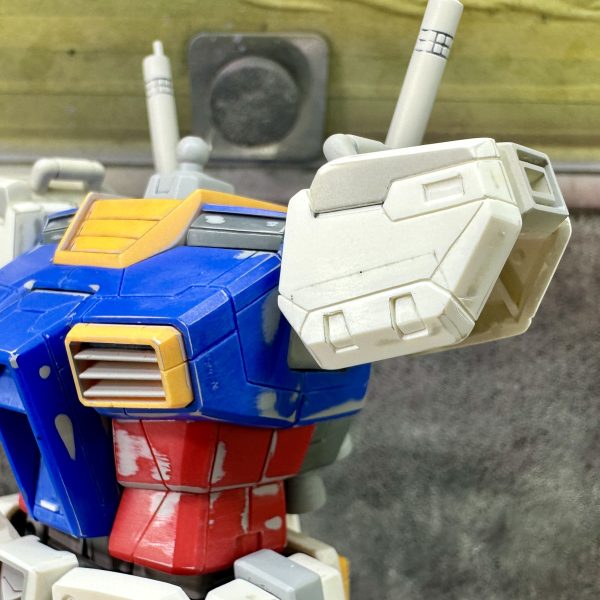 引き続きMGガンダムVer.Kaジャンク復活の続きを。今回はショルダーアーマーのディティールアップを行いました。他の部分のディティールと合わせて元々の台形の凹モールドは追加で掘り込みパネルラインはC面を入れたスジボリで別パーツ間を強調しています。すこし大きめの長方形の凹モールドはラピーテープを貼り込んで航空灯のようなものを入れる予定です。天面は何もなかったのでバーニアのメンテハッチと合わせ目の段落ちに合わせた太めのモールドを追加。最初に入れたパネルラインがイマイチ気に入らず修正した後が少し見えてますね。ここにはデカール貼りたかったのでそのスペース確保のために修正しました。引き続き腕のディティールアップをやっていきます。それではまた。（4枚目）