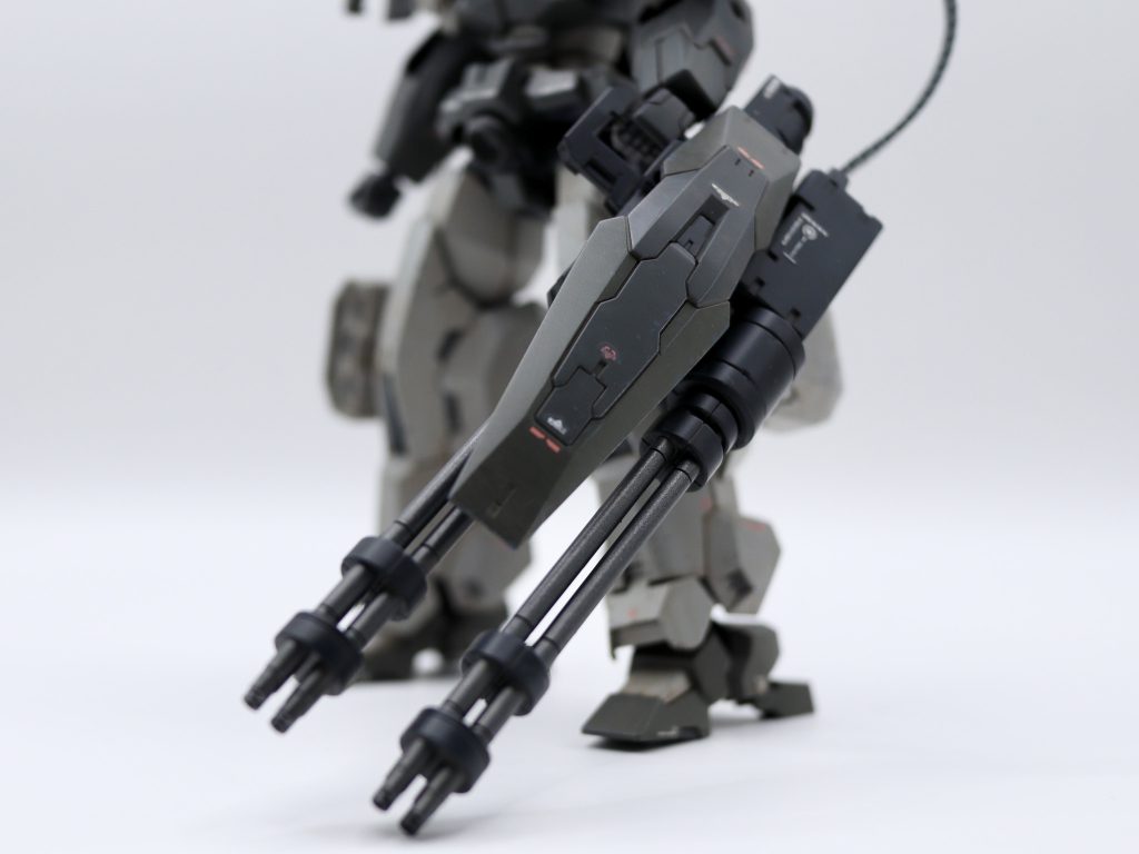 サーペントカスタムといえばダブルガトリングガンと思い、ウルのガトリングを基軸に、30MMのガトリング砲身を2基取り付けました。またガンベルトを背部のタンクと繋げました（ここら辺はMGヘビーアームズを参考にしました）。