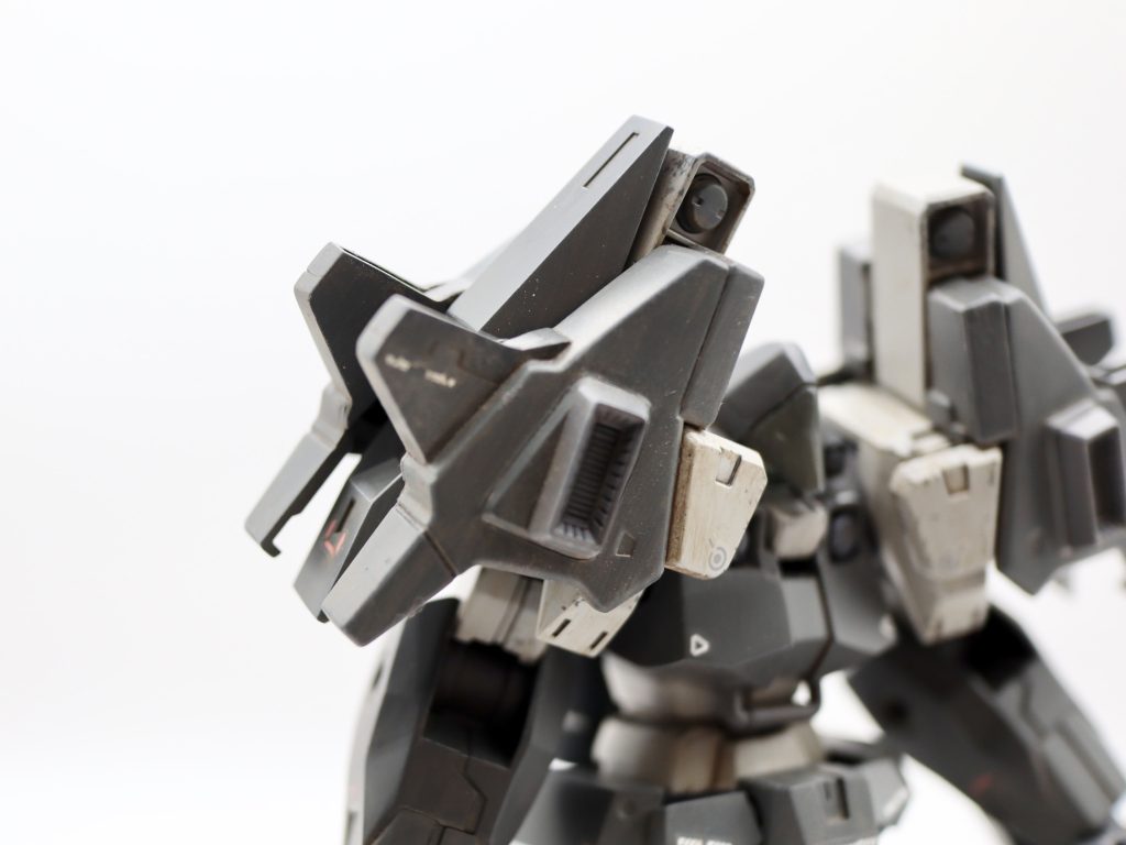 肩部と脚部にはミサイルポットを取り付け、ヘビーウエポン感を出してみました。