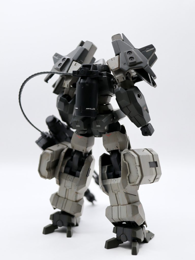 キーポイントとなるパーツ（頭部と肩部）はサーペントカスタムを使用しています(gandam-hand2)その他部位については、胴体：リーオー肩・腕：ルブリスソーン、ルブリスウル脚：ルブリスウルといった形で…ほぼ「水星のサーペントカスタム」になってしまいました…笑特に脚部は太くがっしりとさせたいと思っていたので、ウルの脚部はとても満足です。シルエットもいい感じにまとまったのではないでしょうか？