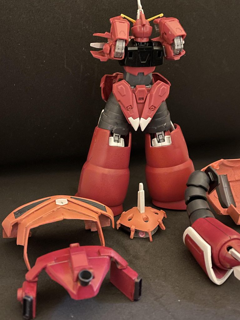 後ろ胴体、腰を外す。後ろ胴体は曲げた肘に嵌ってるだけ。腰リアアーマーは軸式でスポッと抜けます。