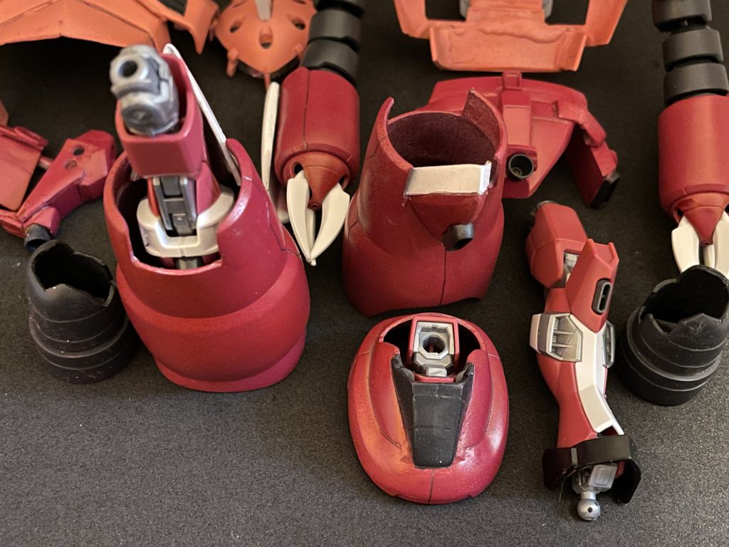 足は取り外して分解。被せるだけの簡単構造なので、足首を外せばスポスポ取れる。