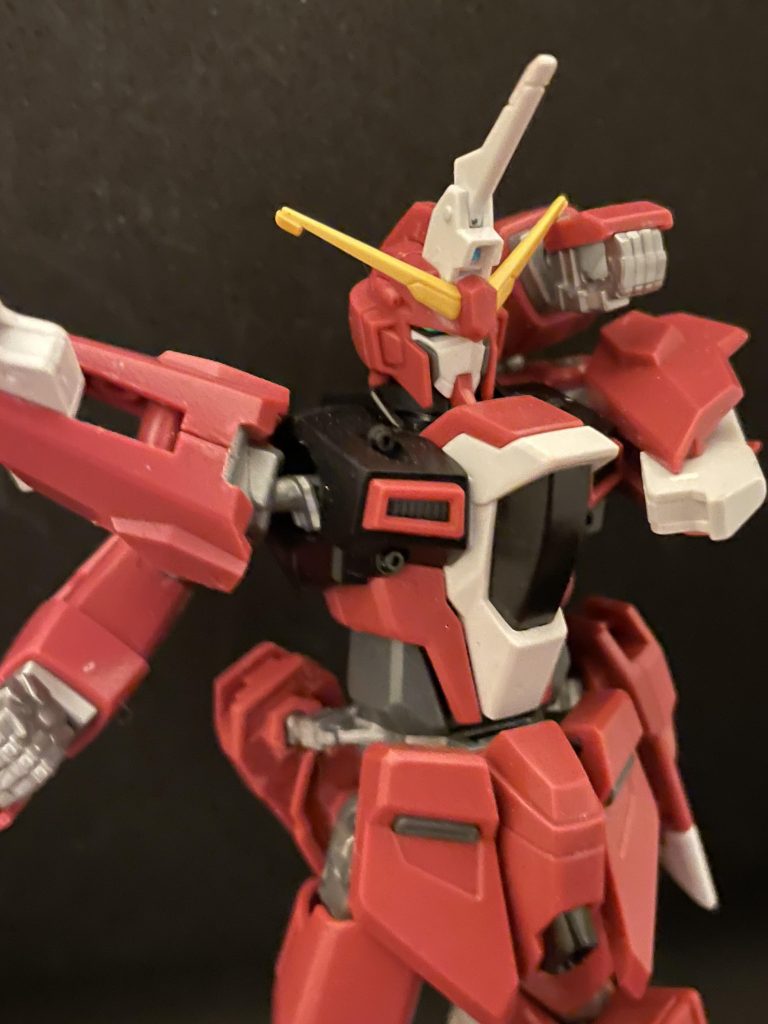 足を着けたらジャスティスを元の姿へ。肩は切りかいて前へ稼働できるように、肩部スラスターは軸ピンを1つキリ飛ばし折りたたみ式に、腰サイドアーマーはランナータグで接続パーツを延長し、後部に回せるクスフィアスレール砲式に改造してあります。