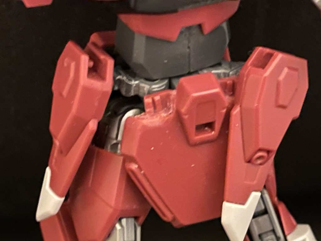 腰サイドアーマーの可動をアップ。リアのトップは切り離して反転させ、サイドアーマー接続部の干渉を逃がせるように改造。